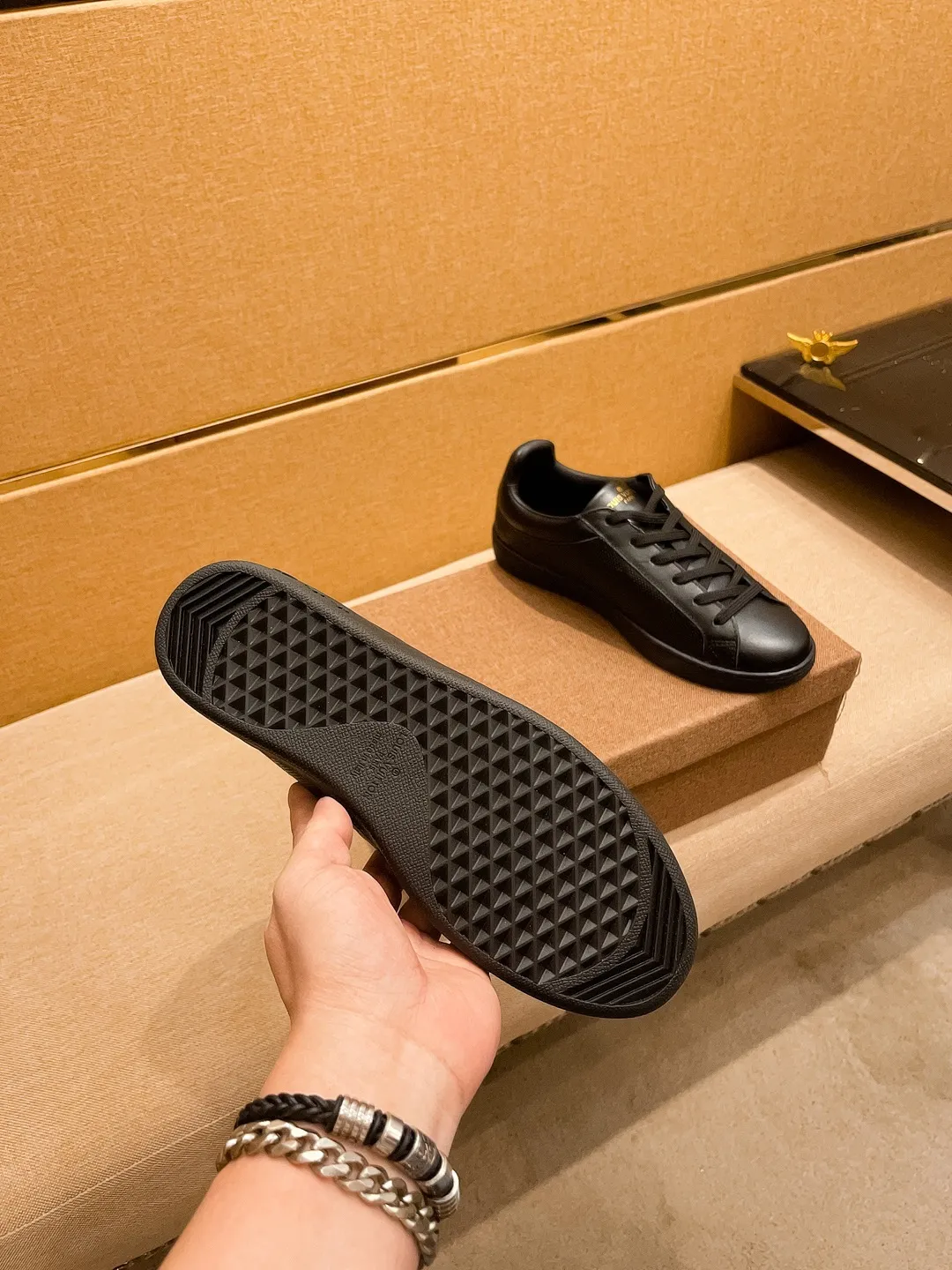 Men's shoes 💰 380💰🔥【LV】🔥 Louis Vuitton, high-end men's shoes brand, official website 1:1 latest masterpiece: the upper is made of Italian imported first-layer cowhide with a comfortable and breathable lining➕original non-slip and wear-resistant outsole🔥, making walking more convenient and comfortable! An exclusive new model, a stunning work, a beautiful 1:1 replica [color] compared to the official quality! Create a fashionable personality to set off your uniqueness! A must-have for trendy men! Classic🔥Size: 38-44 Color: 🔥Multiple colors available🔥